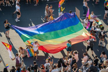 2022 yazında Madrid 'de eşcinsel gururu gösterisi, güneşli bir gün, lezbiyenler, biseksüeller, LGTBI, binlerce insan sokaklarda gösteri yapıyor..
