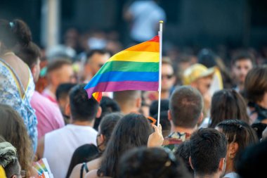 2022 yazında Madrid 'de eşcinsel gururu gösterisi, güneşli bir gün, lezbiyenler, biseksüeller, LGTBI, binlerce insan sokaklarda gösteri yapıyor..
