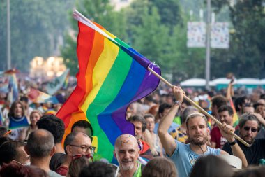 2022 yazında Madrid 'de eşcinsel gururu gösterisi, güneşli bir gün, lezbiyenler, biseksüeller, LGTBI, binlerce insan sokaklarda gösteri yapıyor..