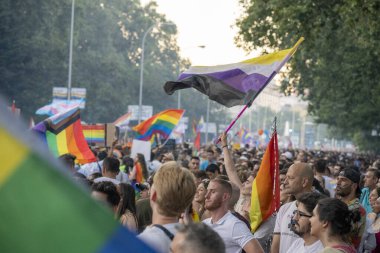 2022 yazında Madrid 'de eşcinsel gururu gösterisi, güneşli bir gün, lezbiyenler, biseksüeller, LGTBI, binlerce insan sokaklarda gösteri yapıyor..
