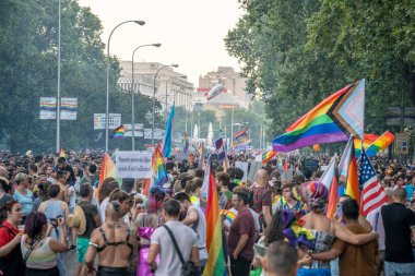 2022 yazında Madrid 'de eşcinsel gururu gösterisi, güneşli bir gün, lezbiyenler, biseksüeller, LGTBI, binlerce insan sokaklarda gösteri yapıyor..