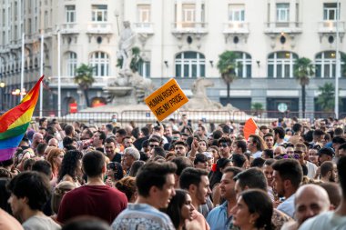 2022 yazında Madrid 'de eşcinsel gururu gösterisi, güneşli bir gün, lezbiyenler, biseksüeller, LGTBI, binlerce insan sokaklarda gösteri yapıyor..