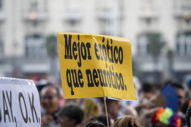 2022 yazında Madrid 'de eşcinsel gururu gösterisi, güneşli bir gün, lezbiyenler, biseksüeller, LGTBI, binlerce insan sokaklarda gösteri yapıyor..