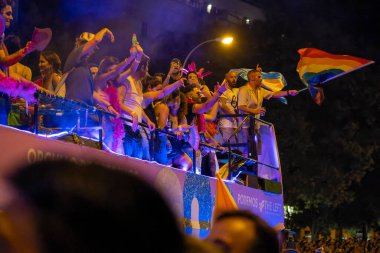 2022 yazında Madrid 'de eşcinsel gururu gösterisi, güneşli bir gün, lezbiyenler, biseksüeller, LGTBI, binlerce insan sokaklarda gösteri yapıyor..