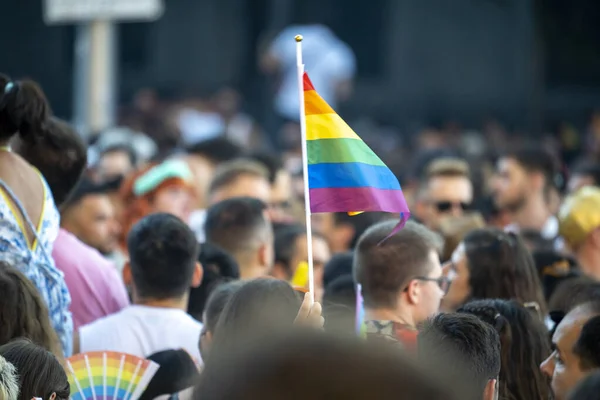 2022 yazında Madrid 'de eşcinsel gururu gösterisi, güneşli bir gün, lezbiyenler, biseksüeller, LGTBI, binlerce insan sokaklarda gösteri yapıyor..