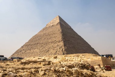 Giza Piramitleri güneşli bir günde manzara, kopyalama alanı, kum