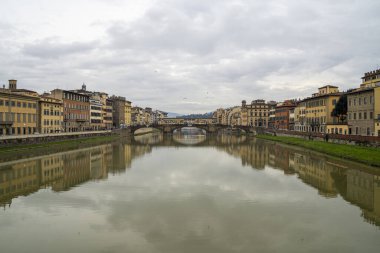Ponte Vecchio, Floransa 'daki Arno Nehri üzerindeki ortaçağ köprüsü (İtalya).)