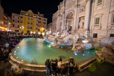 Roma, İtalya... 15 Ocak 2023 'te Trevi Çeşmesi, Roma' nın en büyük barok çeşmelerinden biri.