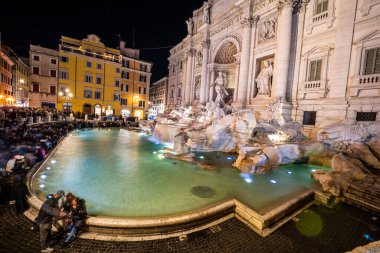 Roma, İtalya... 15 Ocak 2023 'te Trevi Çeşmesi, Roma' nın en büyük barok çeşmelerinden biri.