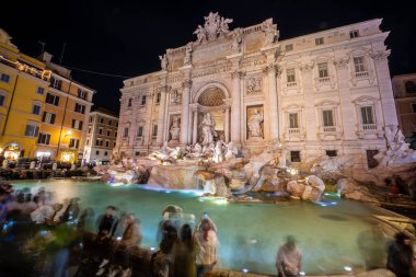 Roma, İtalya... 15 Ocak 2023 'te Trevi Çeşmesi, Roma' nın en büyük barok çeşmelerinden biri.