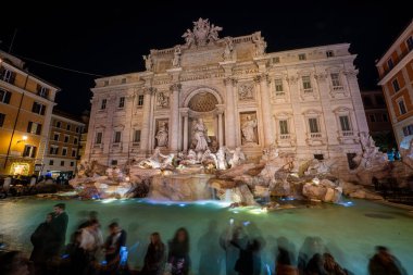 Roma, İtalya... 15 Ocak 2023 'te Trevi Çeşmesi, Roma' nın en büyük barok çeşmelerinden biri.