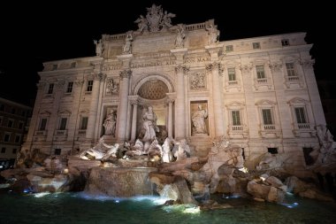 Roma, İtalya... 15 Ocak 2023 'te Trevi Çeşmesi, Roma' nın en büyük barok çeşmelerinden biri.