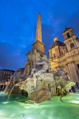Roma, İtalya... 15 Ocak 2023 'te Roma' daki Piazza Navona 'nın merkezindeki Dört Nehir Çeşmesi' nde Aziz Agnes Kilisesi 'nin önünde. Heykeltıraş ve mimar Dev Lorenzo Bernini.