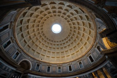 Roma, İtalya - 16 Ocak 2023: Roma, İtalya 'da Pantheon' un içi, taş sütunlar ve Roma mimarisi ile
