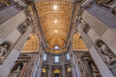 Roma, İtalya - 14 Ocak 2023: Aziz Peter Papalık Bazilikası, Vatikan 'daki Katolik tapınağı, katedralin içi, kemerler, kubbeler, sütunlar