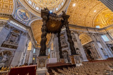 Roma, İtalya - 14 Ocak 2023: Aziz Peter Papalık Bazilikası, Vatikan 'daki Katolik tapınağı, katedralin içi, kemerler, kubbeler, sütunlar