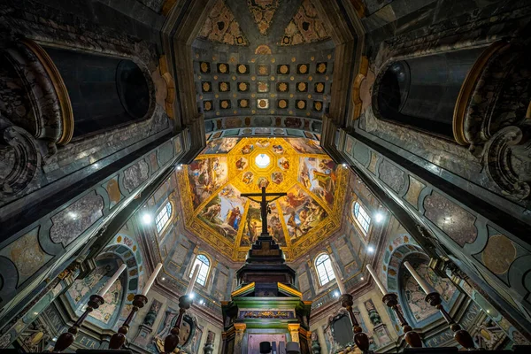 Florencia, Italy- 16 Ocak 2023: Medici Şapelleri San Lorenzo 'nun anıtsal kompleksinin bir parçasıdır, Toskana Büyük Dükleri' nin mahzenleri, heykeller, tablolar ve freskler.