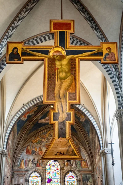 Floransa, İtalya - 14 Ocak 2023 Santa Maria la Novella, İtalya 'da İsa' nın altın haçı