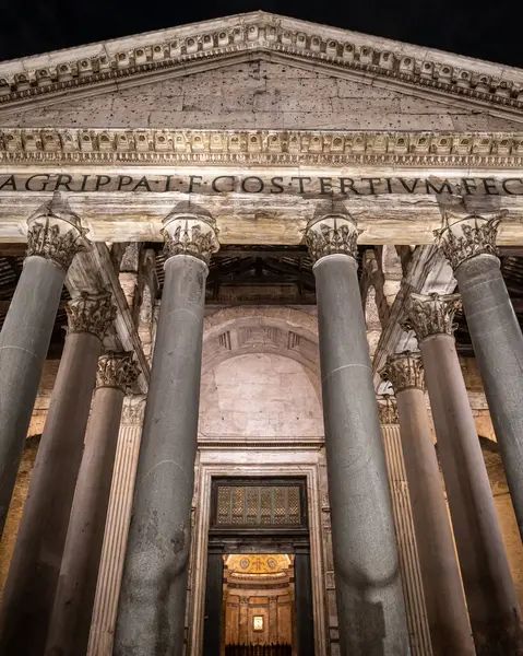 Roma, İtalya - 16 Ocak 2023: Roma Panteonu, İtalya, bir gece boyunca taş sütunlar ve Roma mimarisi
