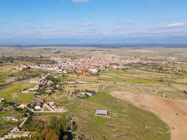 Güneşli bir bahar günü Toledo ilindeki Oropesa kasabasının hava görüntüleri