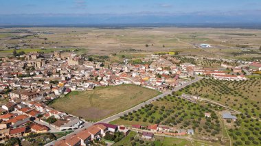 Güneşli bir bahar günü Toledo ilindeki Oropesa kasabasının hava görüntüleri