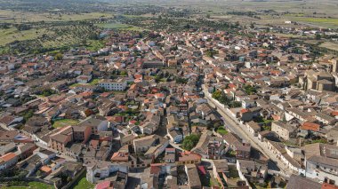Güneşli bir bahar günü Toledo ilindeki Oropesa kasabasının hava görüntüleri