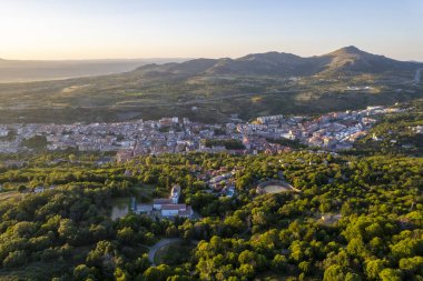 Güneşli bir bahar gününde Salamanca ilindeki Bejar şehrinin günbatımının hava manzarası