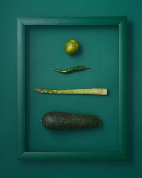 Zucchine Asparagi Peperoncino Lime Cornice Legno Fondo Verde — Foto Stock