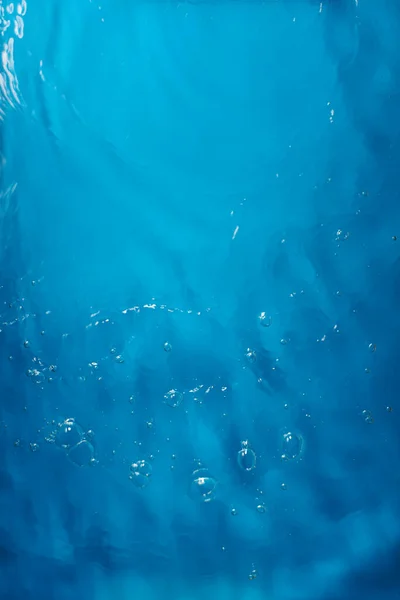 美丽的浅蓝色海水 有波浪和气泡 图库图片