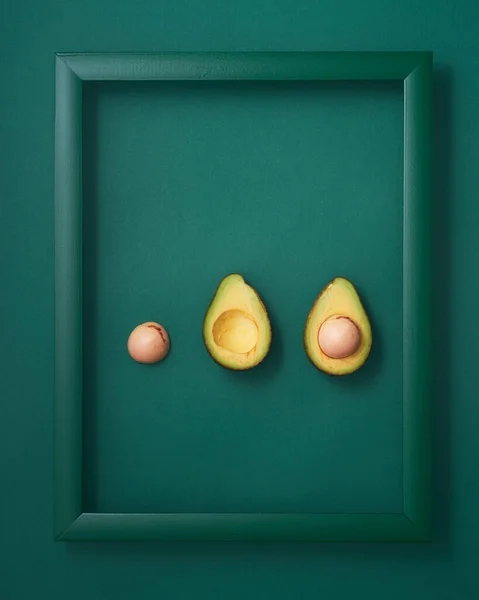 Cut Half Avocado Wooden Picture Frame Green Background — Stok fotoğraf