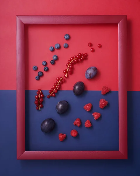 Plum Blueberry Raspberry Dan Currant Dalam Bingkai Gambar Kayu Pada — Stok Foto