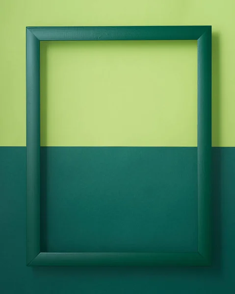 2トーンの緑の背景に緑の木製の画像フレーム ストック画像