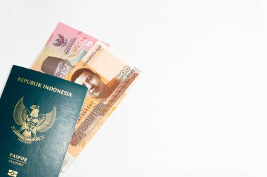 Endonezya pasaportu, 100.000 rupi ve beyaz arka planda 100 isyan parası.