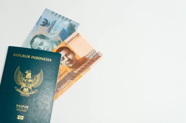 Endonezya pasaportu, 2000 rupiah ve beyaz arka planda 100 riyal para