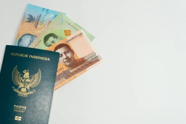 Endonezya pasaportu, 50000 rupiah, 20 baht, ve beyaz arka planda 100 riel para