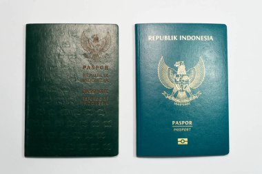 Beyaz arka planda Endonezya 'nın güncel ve eski pasaportu