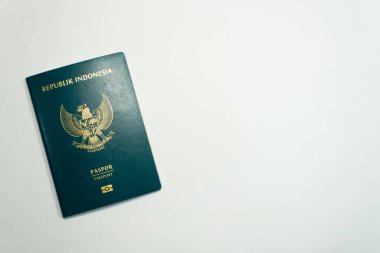 Beyaz arka planda Endonezya pasaportu