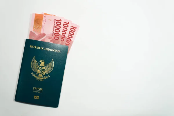 インドネシアのパスポートと白の背景にある3つの100000ルピア通貨 — ストック写真
