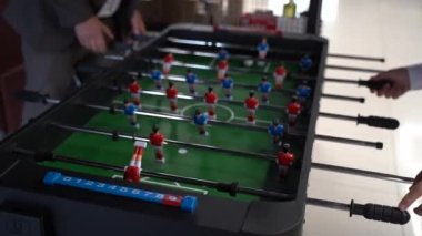 Ukrayna 'da langırt masasında oynayan ellerin yakın çekimi