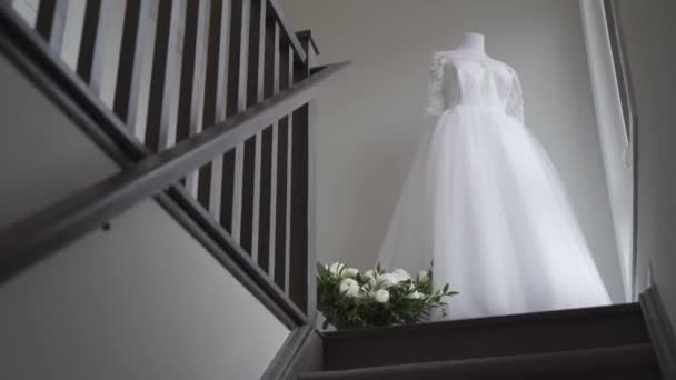 階段の美しいウェディングドレス — ストック動画