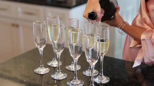 Mladé Dívky Nalévají Šampaňské Sklenic — Stock video