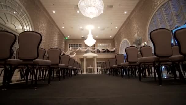 結婚式のレセプションエリアで椅子のSteadicamショット — ストック動画