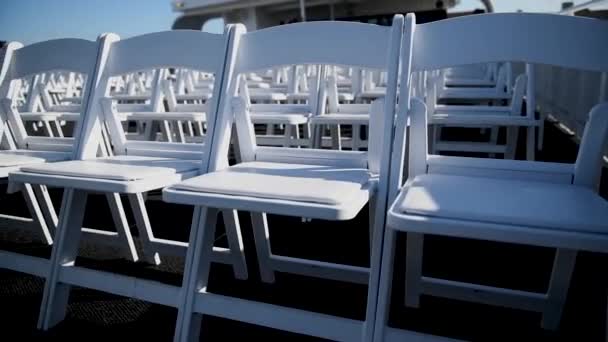 Λευκές Καρέκλες Μια Όμορφη Τελετή Του Γάμου Γάμος — Αρχείο Βίντεο