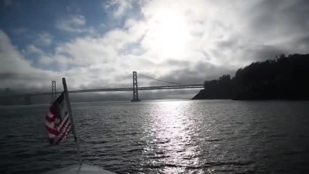 Amerikai Lobogó Repülő Hajóval San Francisco Öbölben — Stock videók