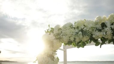 Güzel yeşil bir çimenlikte açık hava düğün töreni. Newport, Rhode Island 'da. Atlantik Okyanusu.