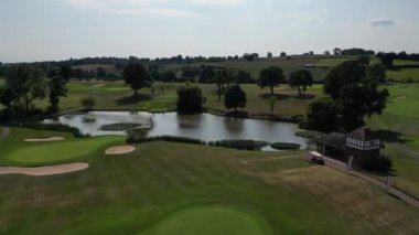 Golf arabalarının hava aracı görüntüsü..