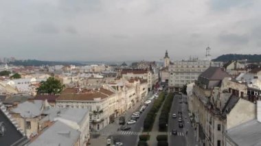 Ukrayna, Lviv 'in Tarihi Şehir Merkezinin Hava Çekimi. 4K