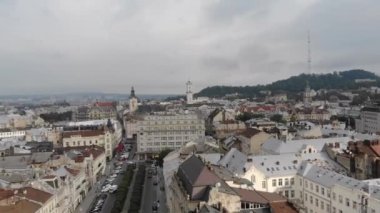 Ukrayna, Lviv 'in Tarihi Şehir Merkezinin Hava Çekimi. 4K