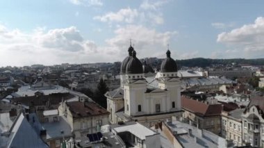 Ukrayna, Lviv 'in Tarihi Şehir Merkezinin Hava Çekimi. 4K