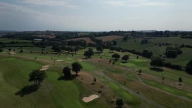 Golf arabalarının hava aracı görüntüsü..